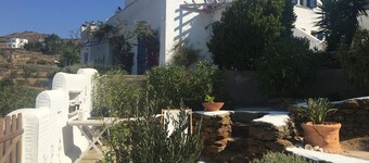 Private ground flat  for a family with 2 children in a beautiful Cycladic Villa