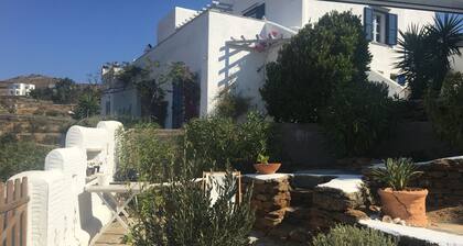 Private ground flat for a family with 2 children in a beautiful Cycladic Villa