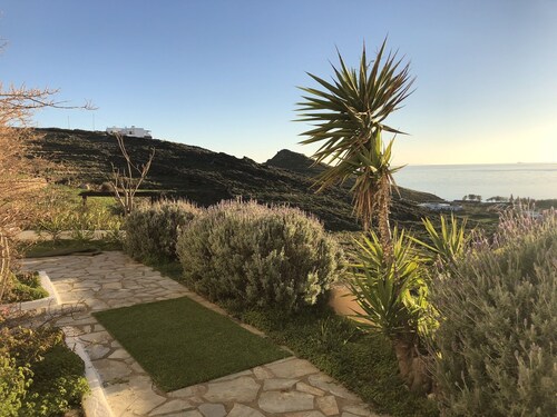 Private ground flat  for a family with 2 children in a beautiful Cycladic Villa