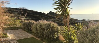 Private ground flat  for a family with 2 children in a beautiful Cycladic Villa