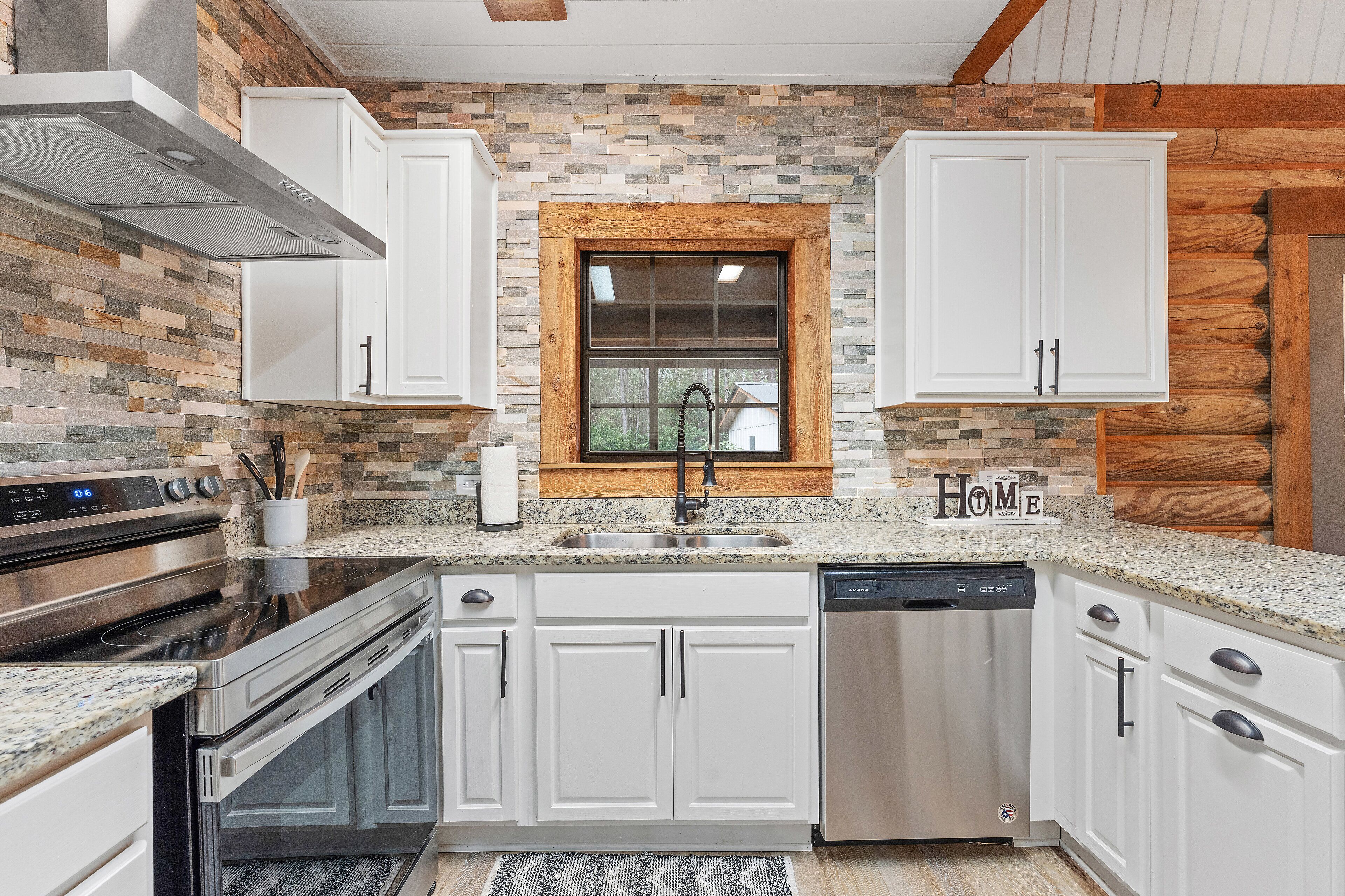 Newly Renovated 4/3 Cabin, 65"TV, Hot Tub, Firepit