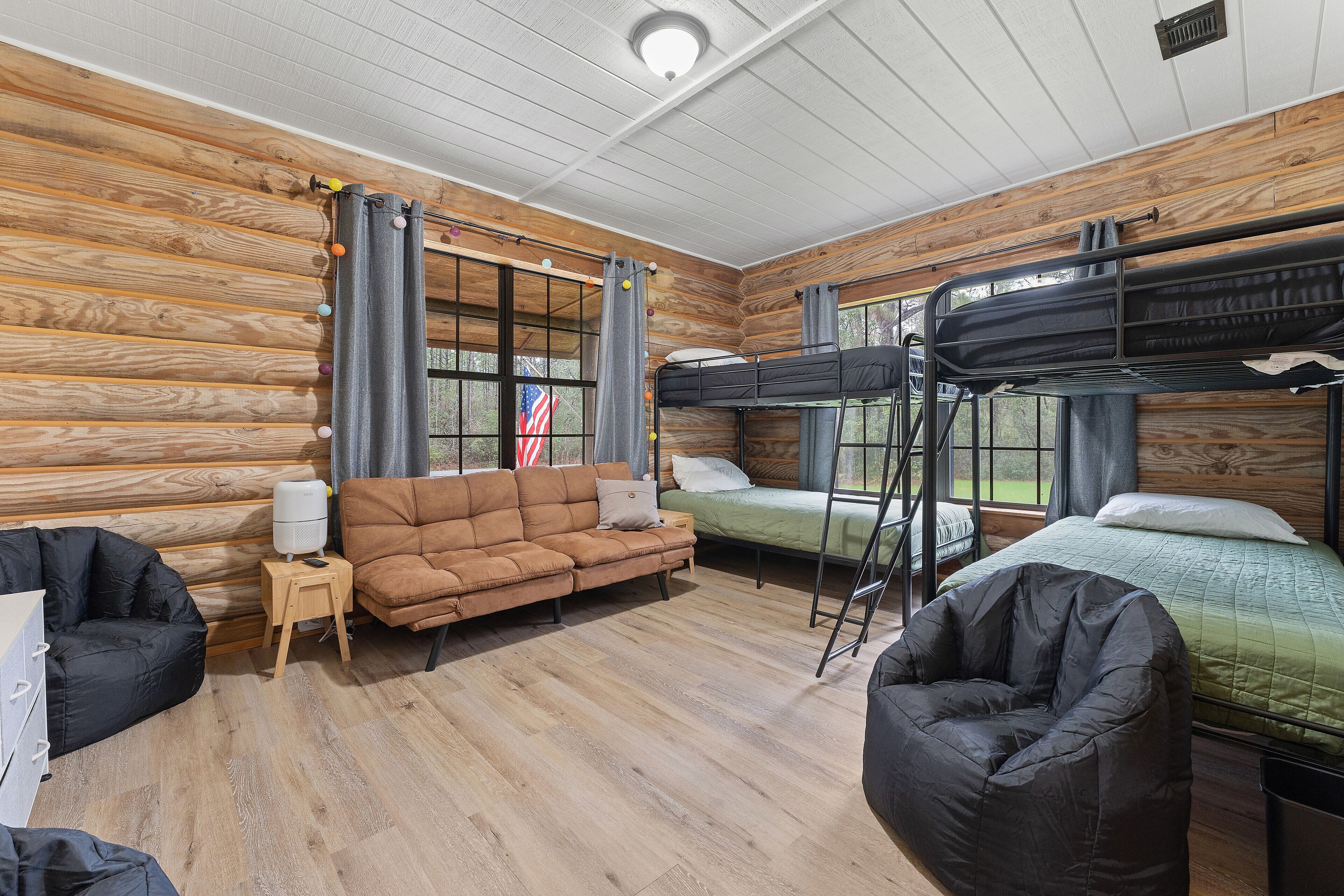 Newly Renovated 4/3 Cabin, 65"TV, Hot Tub, Firepit