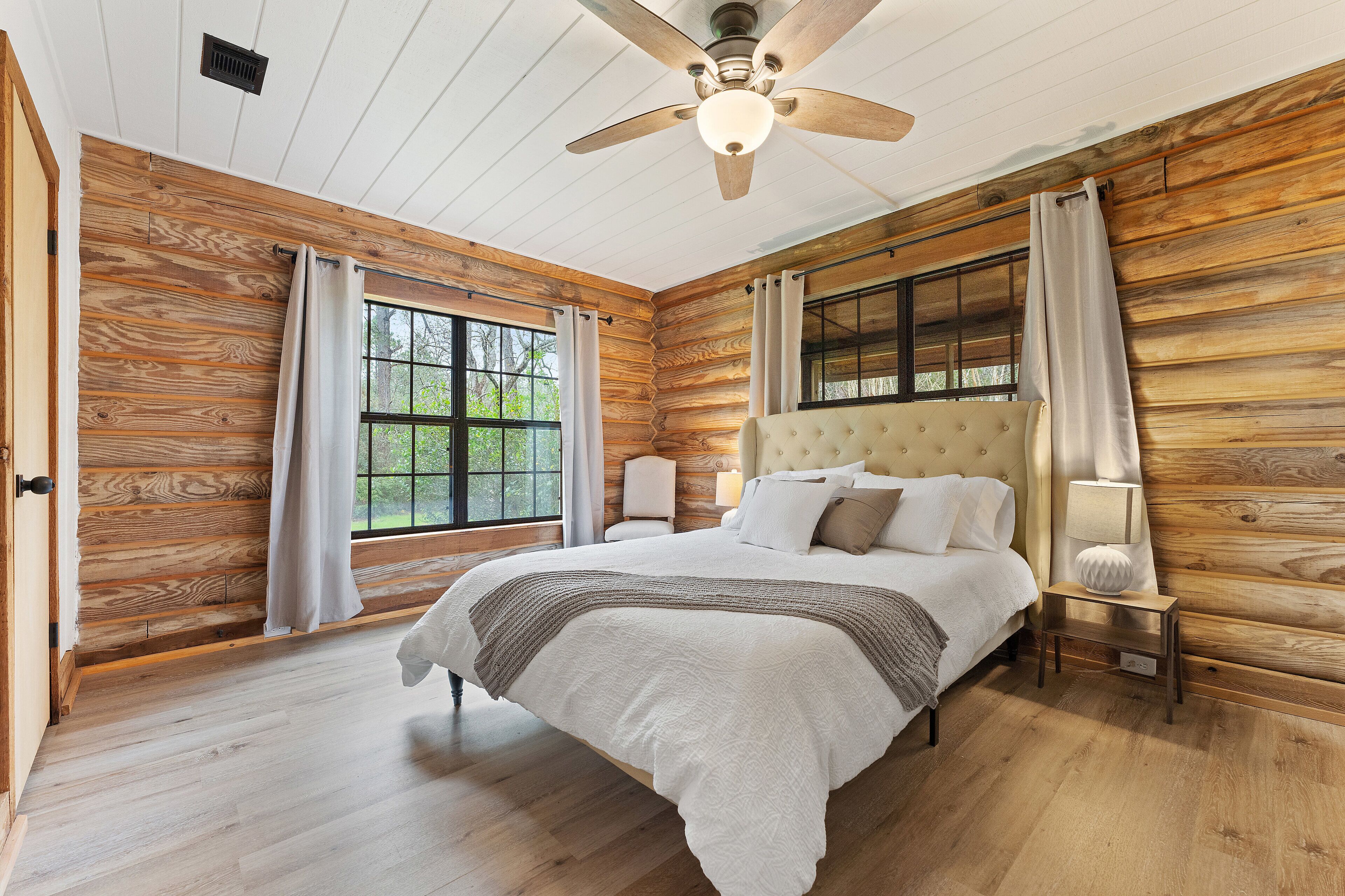 Newly Renovated 4/3 Cabin, 65"TV, Hot Tub, Firepit