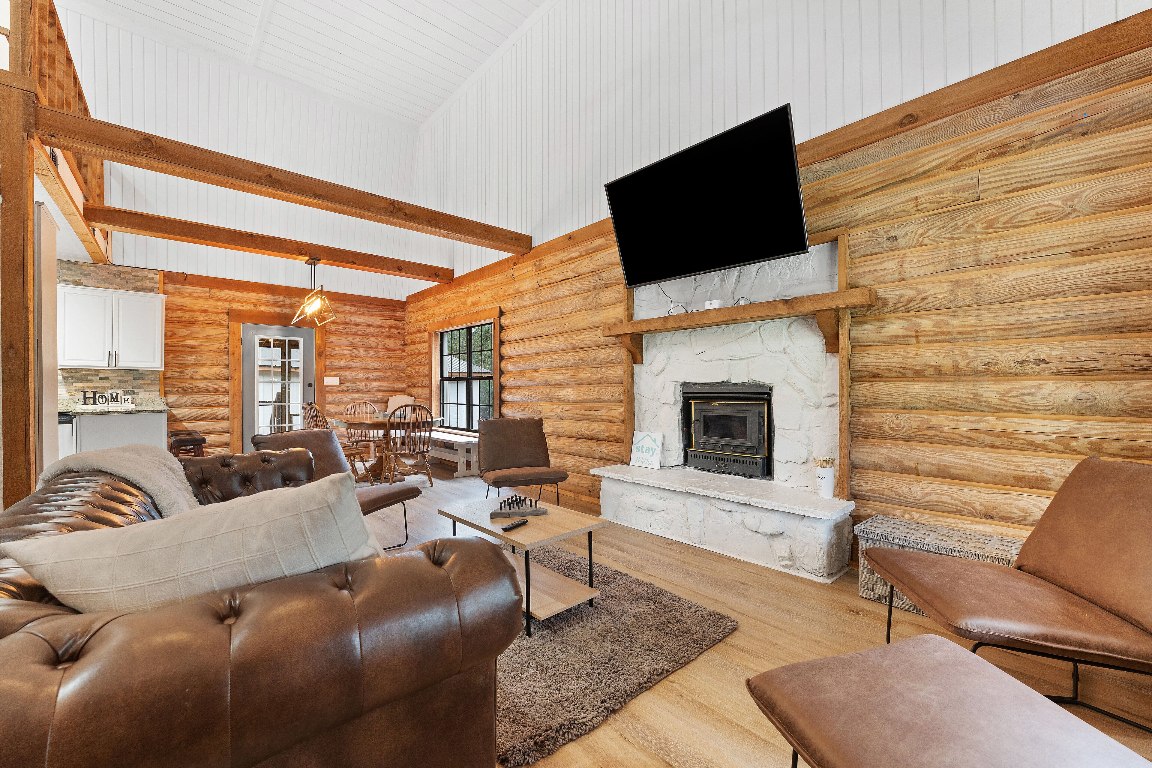 Newly Renovated 4/3 Cabin, 65"TV, Hot Tub, Firepit