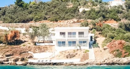 Villa facing the sea, feet in the water