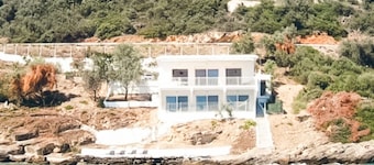 Villa facing the sea, feet in the water