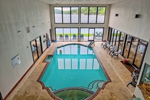 Innendørsbasseng og et oppvarmet basseng