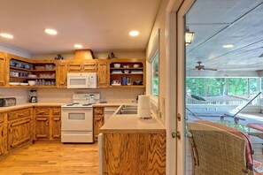 Fridge, microwave, oven, stovetop - Twin Oaks Retreat by Chatuge Home Concierge<br> Lakefront w/ Pvt Covered Dock, fire pit, ping pong, shuffle board, water carpet (Hiawassee)