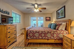 4 bedrooms, desk, iron/ironing board, free WiFi