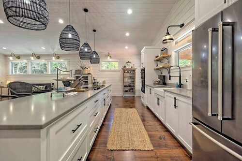 Stylish Mountain Escape by Chatuge Home Concierge | Private Retreat · Firepit