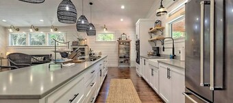 Stylish Mountain Escape by Chatuge Home Concierge | Private Retreat · Firepit
