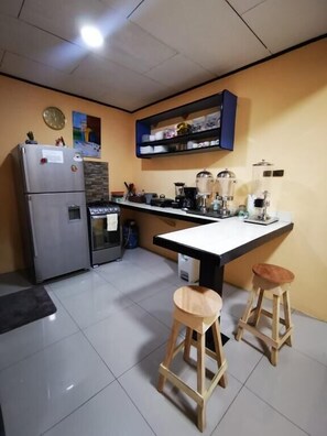 Oven, toaster, rice cooker - Toucan Hostel (Rio Segundo)