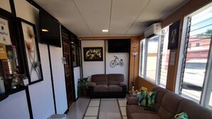 Living area - Toucan Hostel (Rio Segundo)