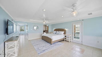 5 habitaciones, escritorio y tabla de planchar con plancha