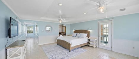 5 chambres, bureau, fer et planche à repasser, lit de bébé portatif