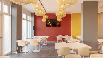 Sarapan prasmanan setiap hari (EUR 7.9 per orang)