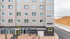 A B&B hotel with a modern design, featuring a flat facade with evenly spaced windows and a central entrance. - B&B Hotel Roma Fiumicino Aeroporto Fiera 2 (Fiumicino)