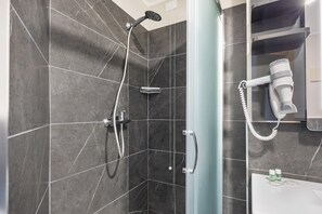 Hair dryer, towels - B&B Hotel Roma Fiumicino Aeroporto Fiera 2 (Fiumicino)