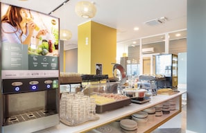 Tägliches Frühstücksbuffet (7.9 EUR pro Person)