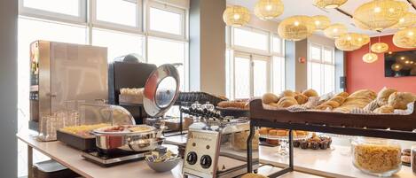 每日供應吃到飽早餐 (每人 EUR7.9)