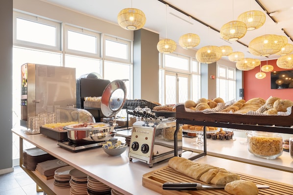 Daily buffet breakfast (EUR 7.9 per person) - B&B Hotel Roma Fiumicino Aeroporto Fiera 2 (Fiumicino)
