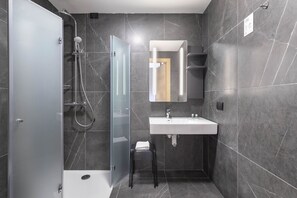 标准双人房, 无烟房 | 浴室 | 淋浴设施、大花洒淋浴喷头、坐浴桶、毛巾