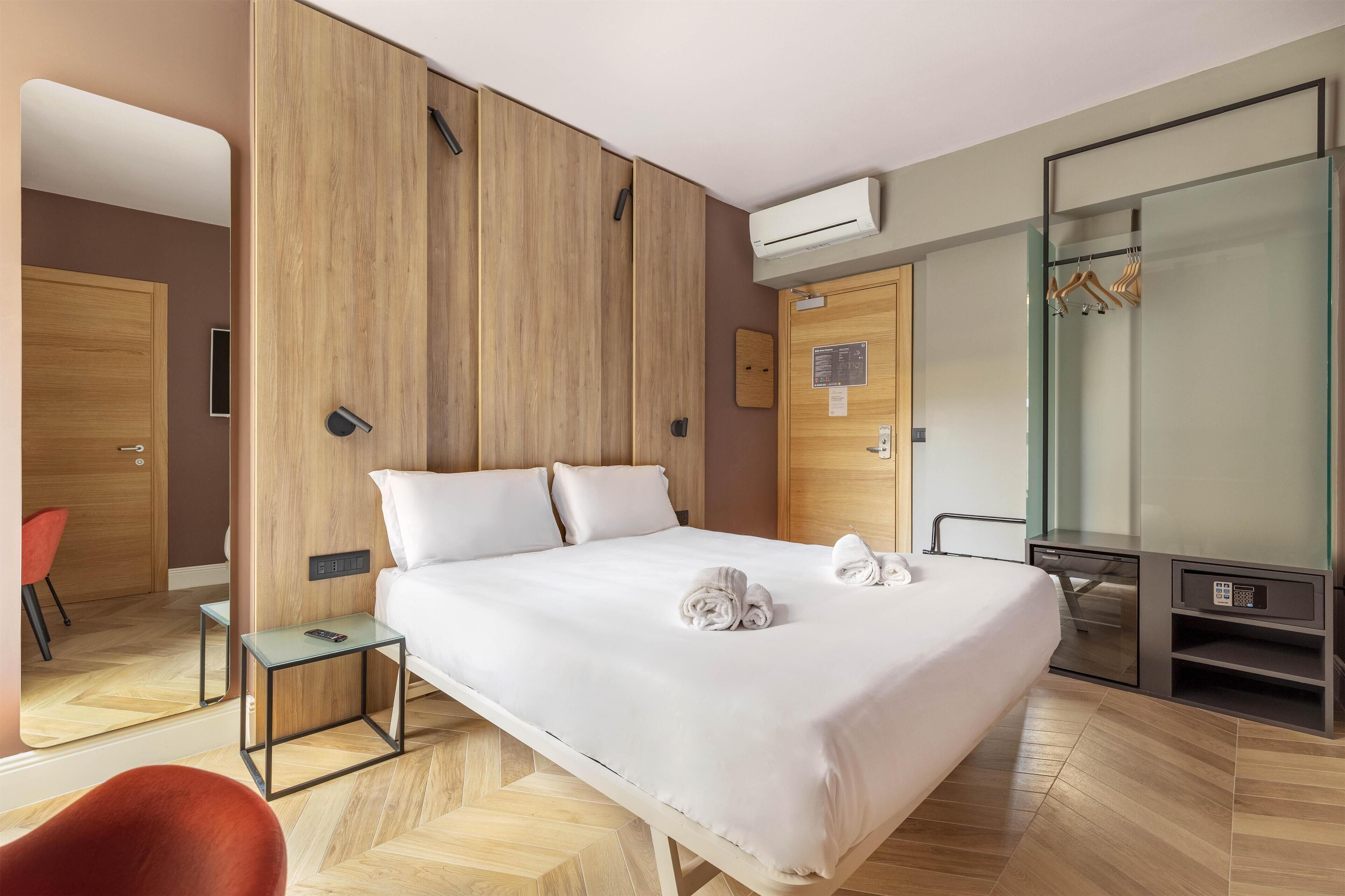 Copriletto in piuma, una cassaforte in camera, una scrivania