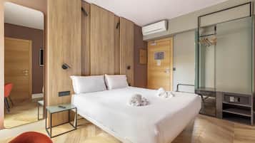 Copriletto in piuma, una cassaforte in camera, una scrivania