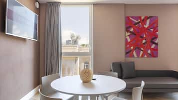 Suite, 1 King Bed, Non Smoking | Dining