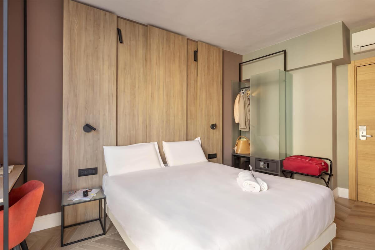 Dundyner, safe på rommet, skrivebord og skrivebord for bærbar PC