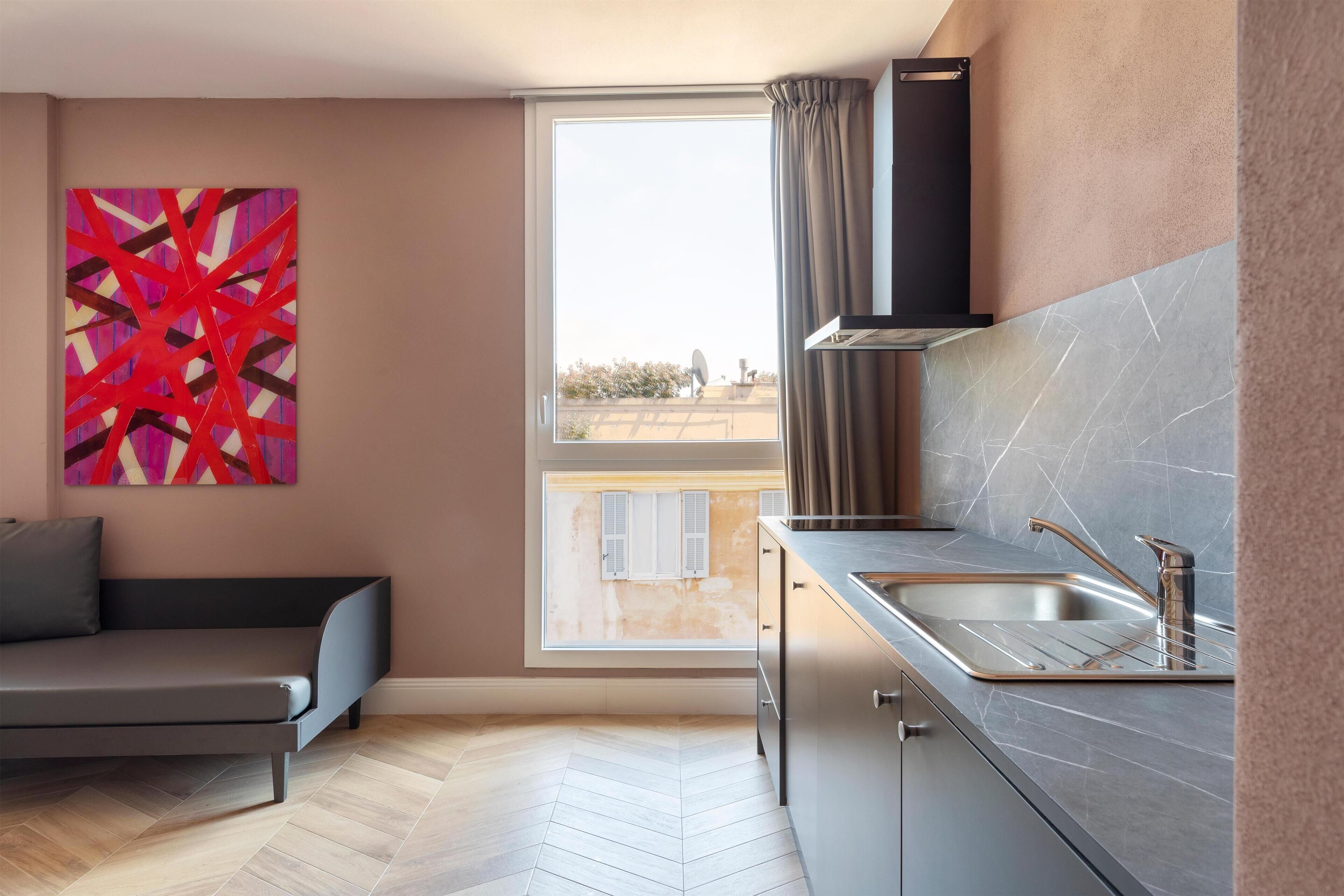 Donsdekens, een kluis op de kamer, een bureau, een laptopwerkplek