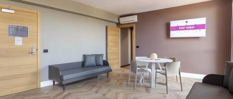 Cobrellits, caixa forta a l'habitació i escriptori