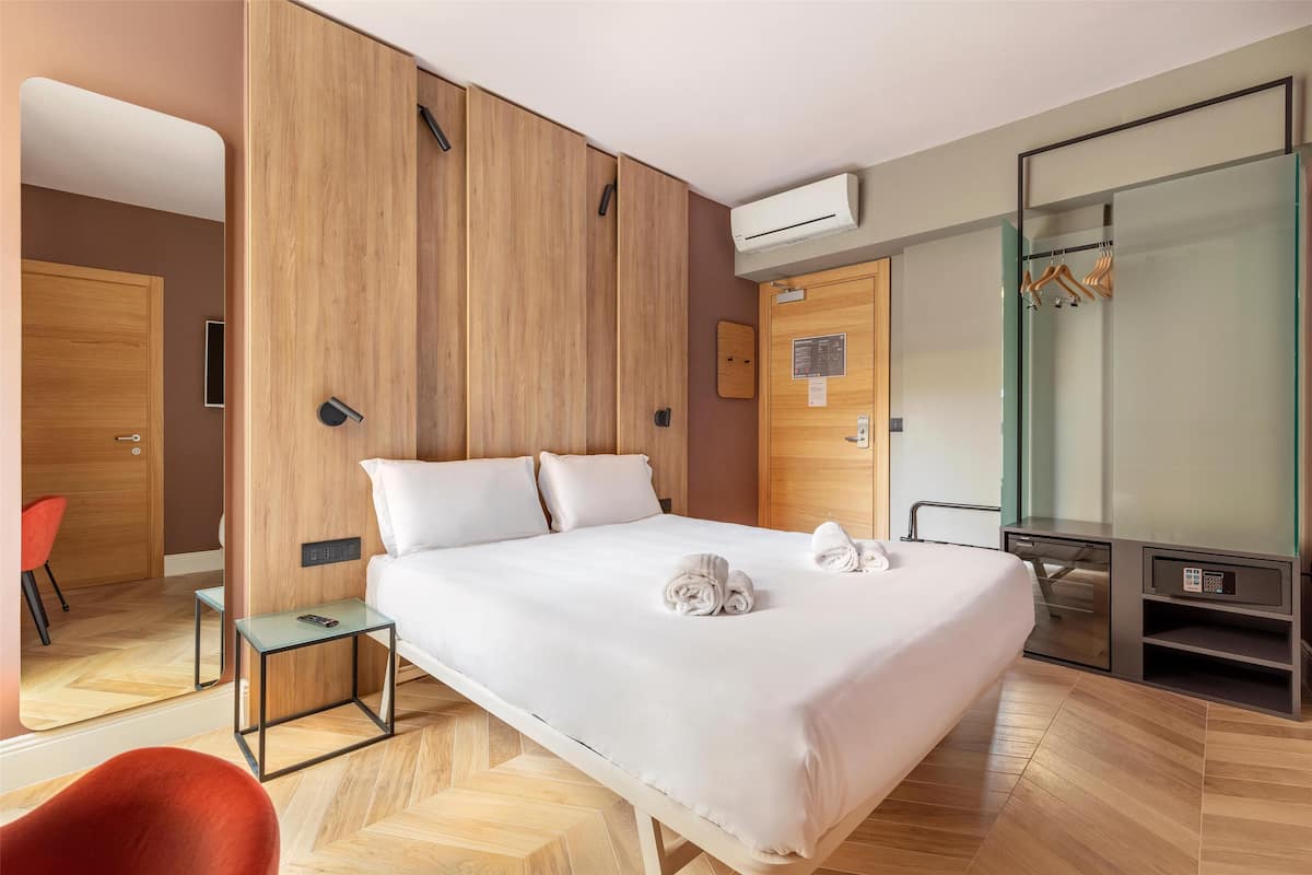 1 bedroom, down duvets, in-room safe, desk