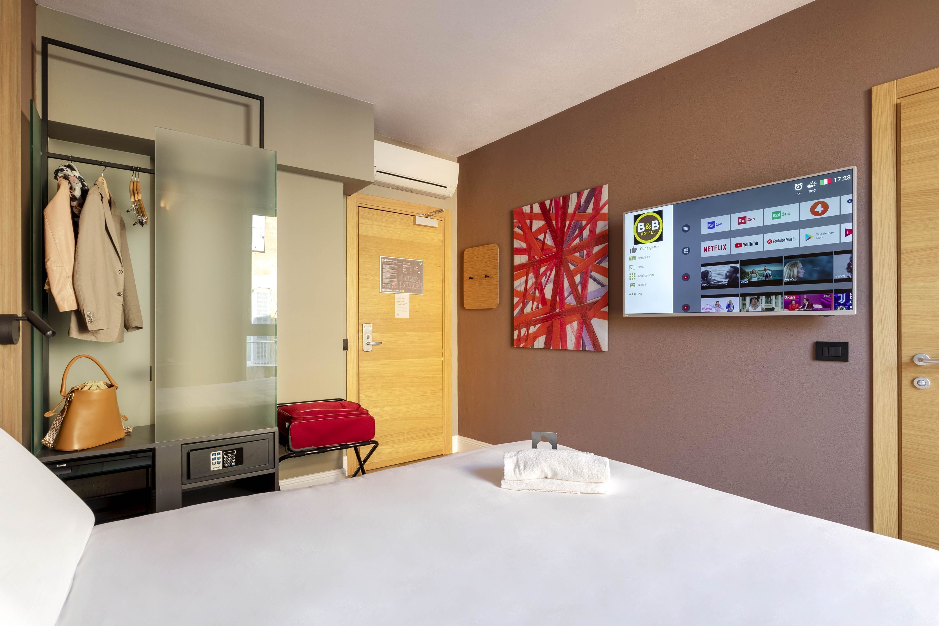 羽绒被、客房内保险箱、办公桌、笔记本电脑工作区