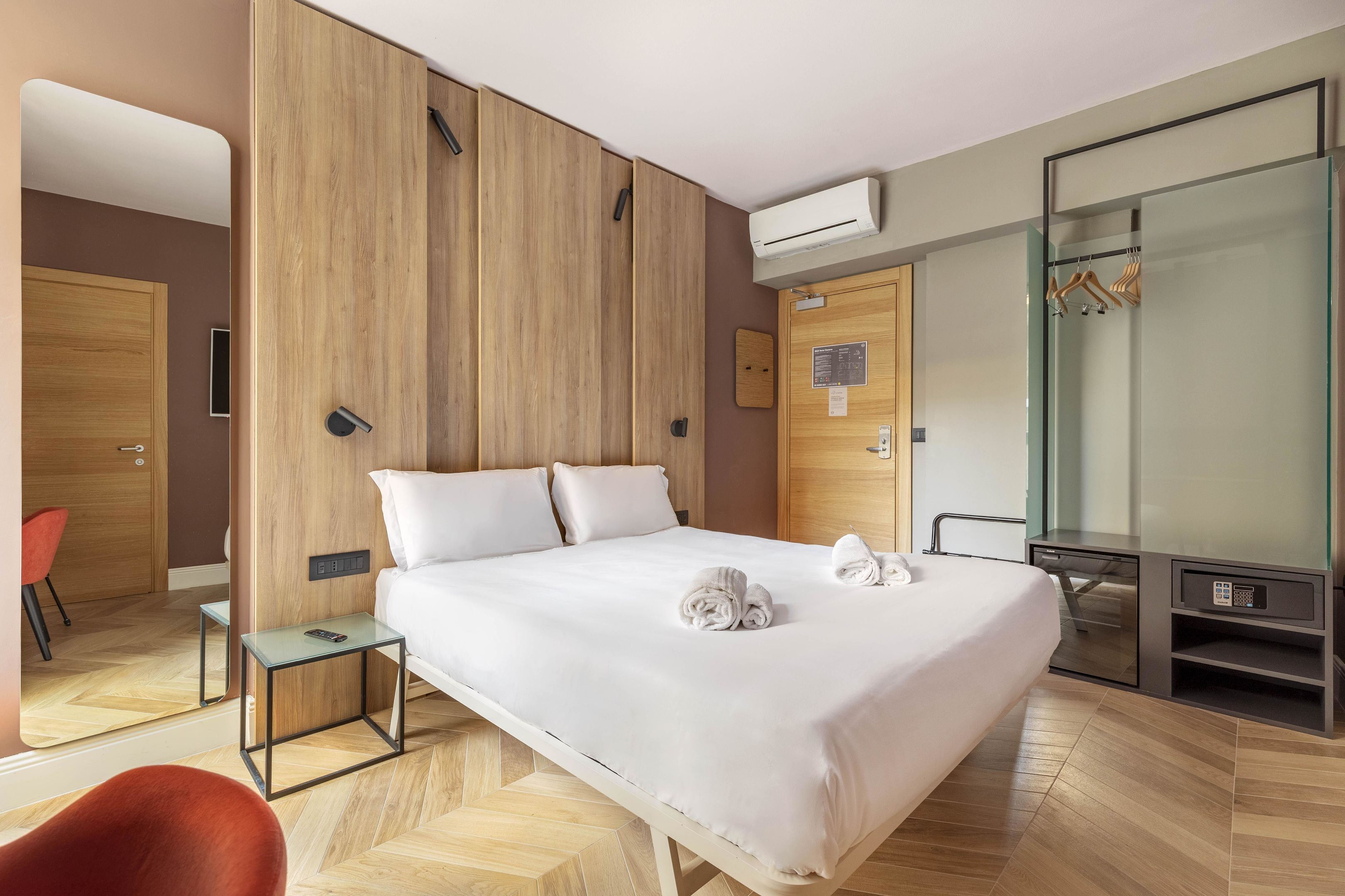 Down duvets, in-room safe, desk, laptop workspace