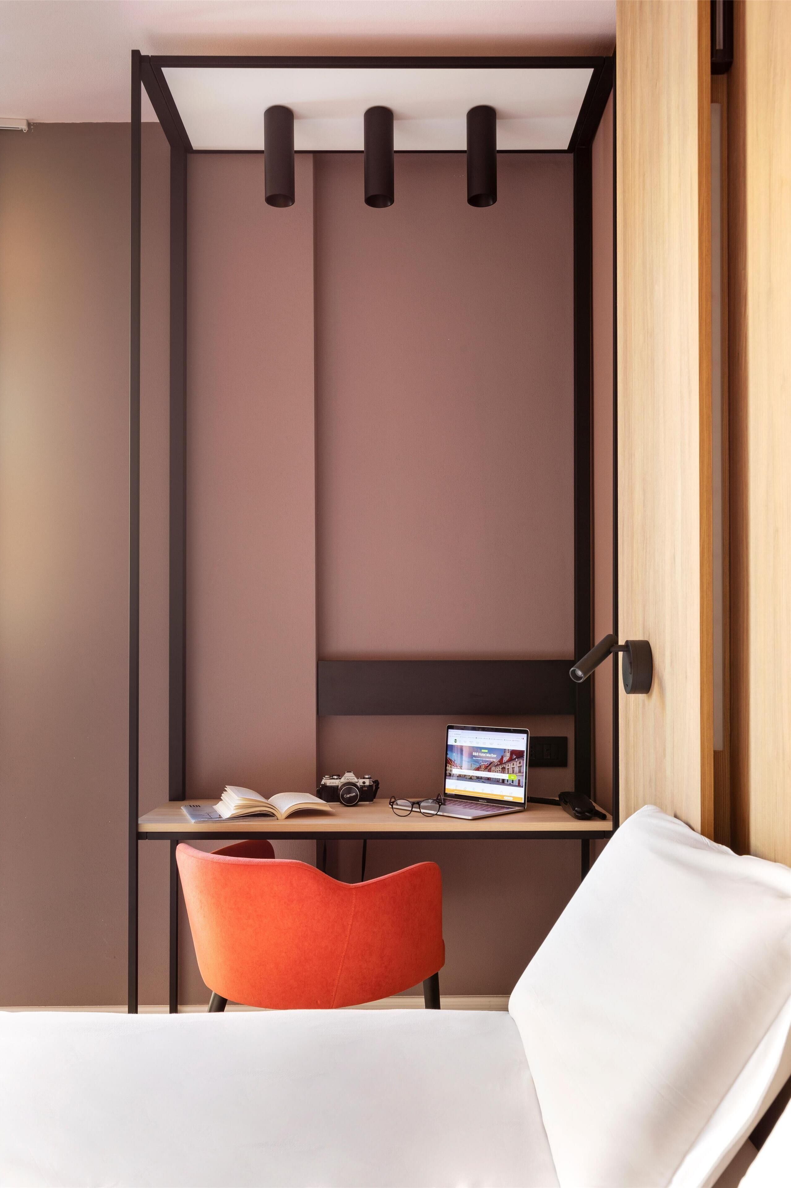 Yhden hengen standard-huone, tupakointi kielletty | Untuvapeitot, tallelokero huoneessa, työpöytä