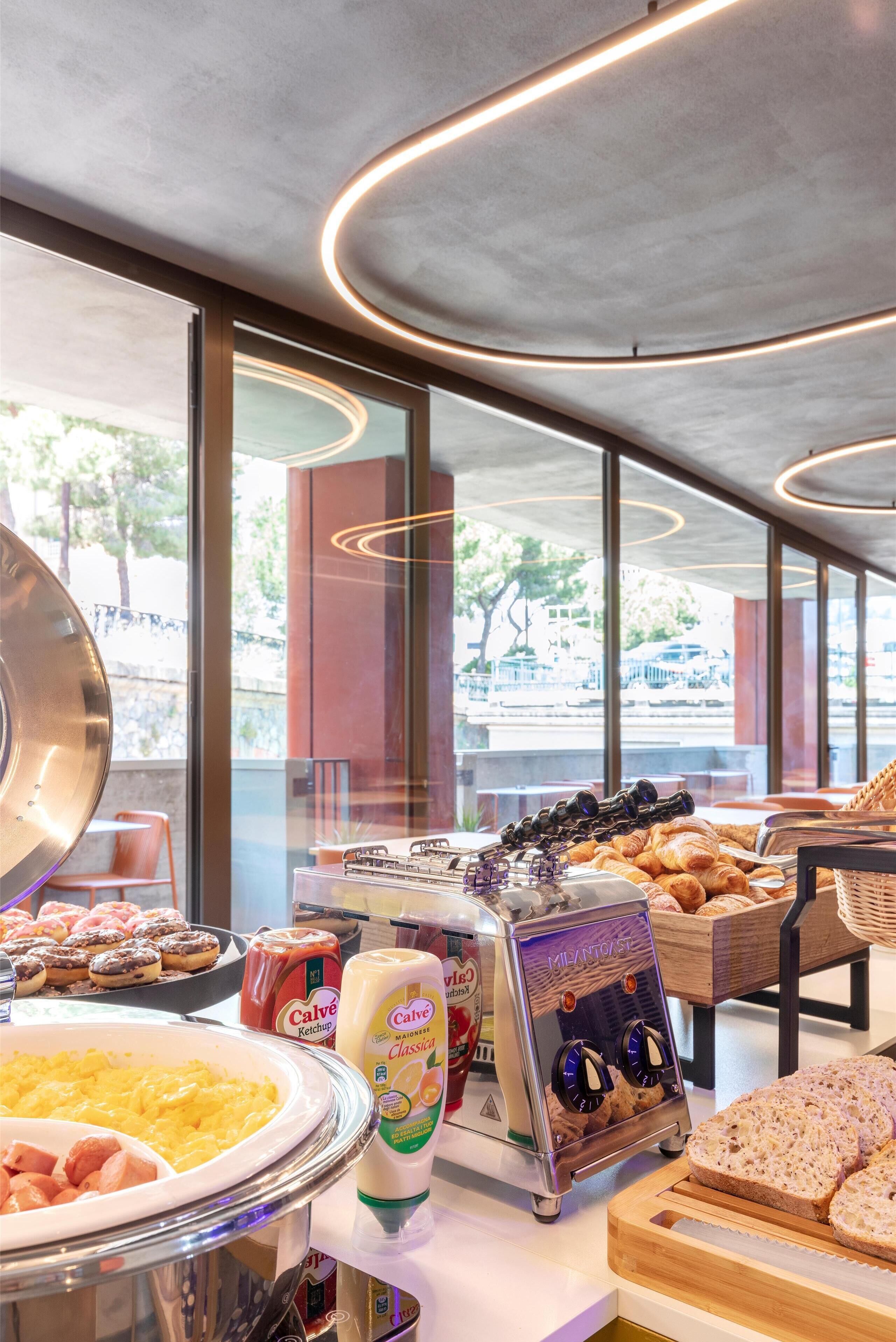 Tägliches Frühstücksbuffet (9.5 EUR pro Person)