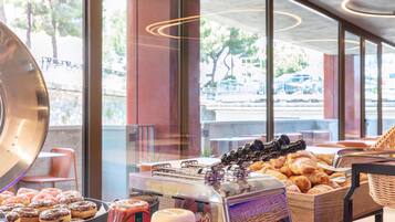 Tägliches Frühstücksbuffet (9.5 EUR pro Person)