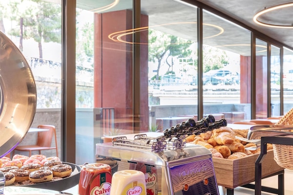 Daily buffet breakfast (EUR 9.5 per person)