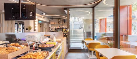 Frukostbuffé varje dag (EUR 9.5 per person)