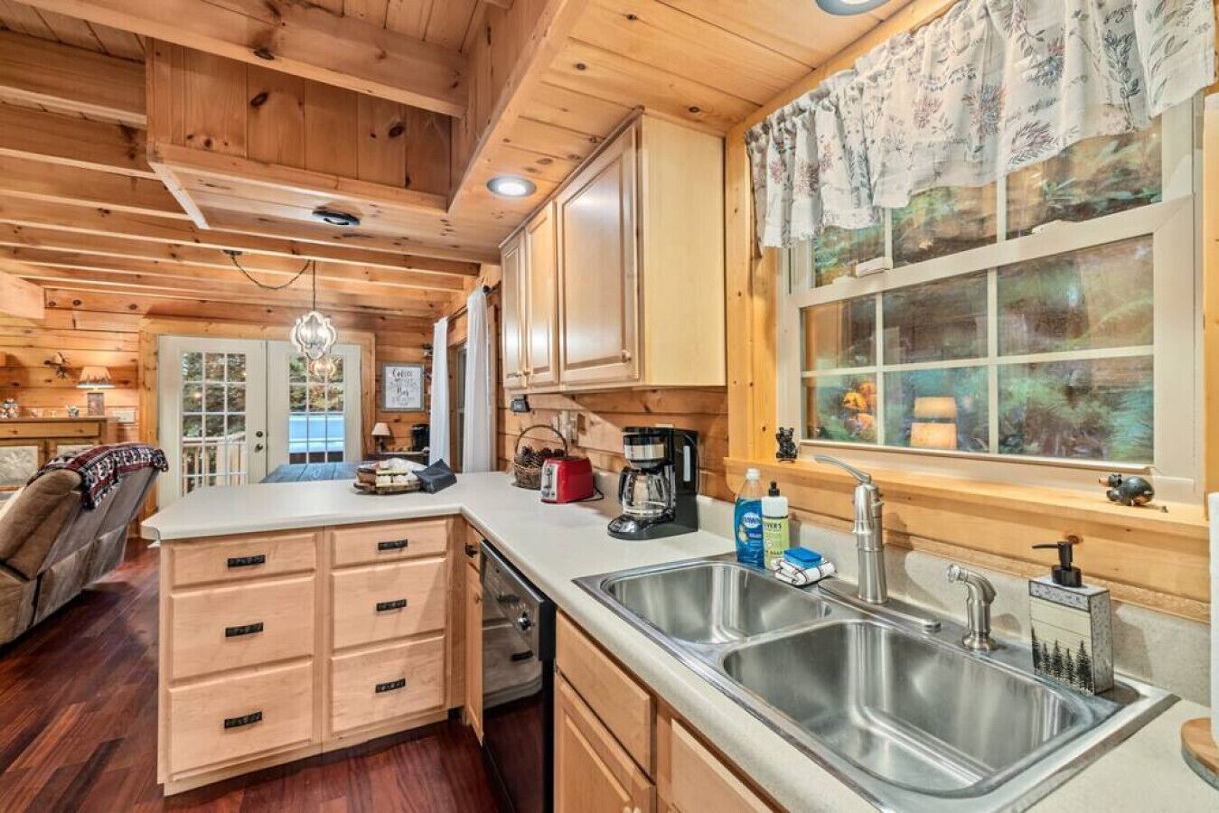 The Toasty Marshmallow- Gameroom-Firepit-HotTub!