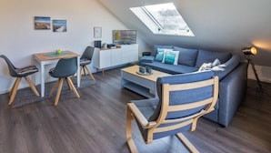 Ein modernes Loft-Apartment mit Essbereich, einer Couch und einem Schreibtisch.