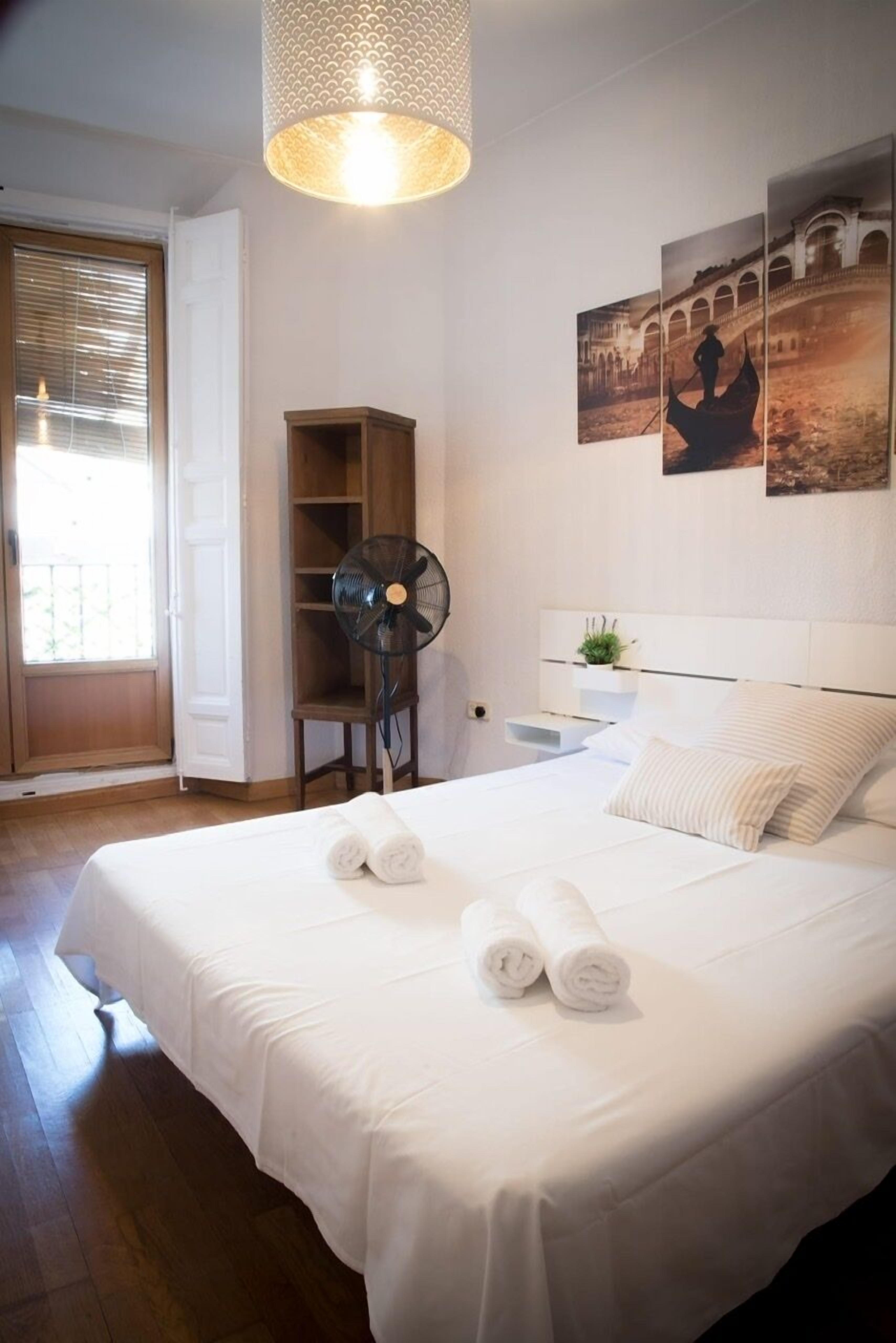 3 habitaciones, tabla de planchar con plancha, wifi y ropa de cama 