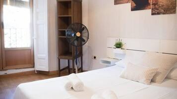 3 habitaciones, tabla de planchar con plancha, wifi y ropa de cama