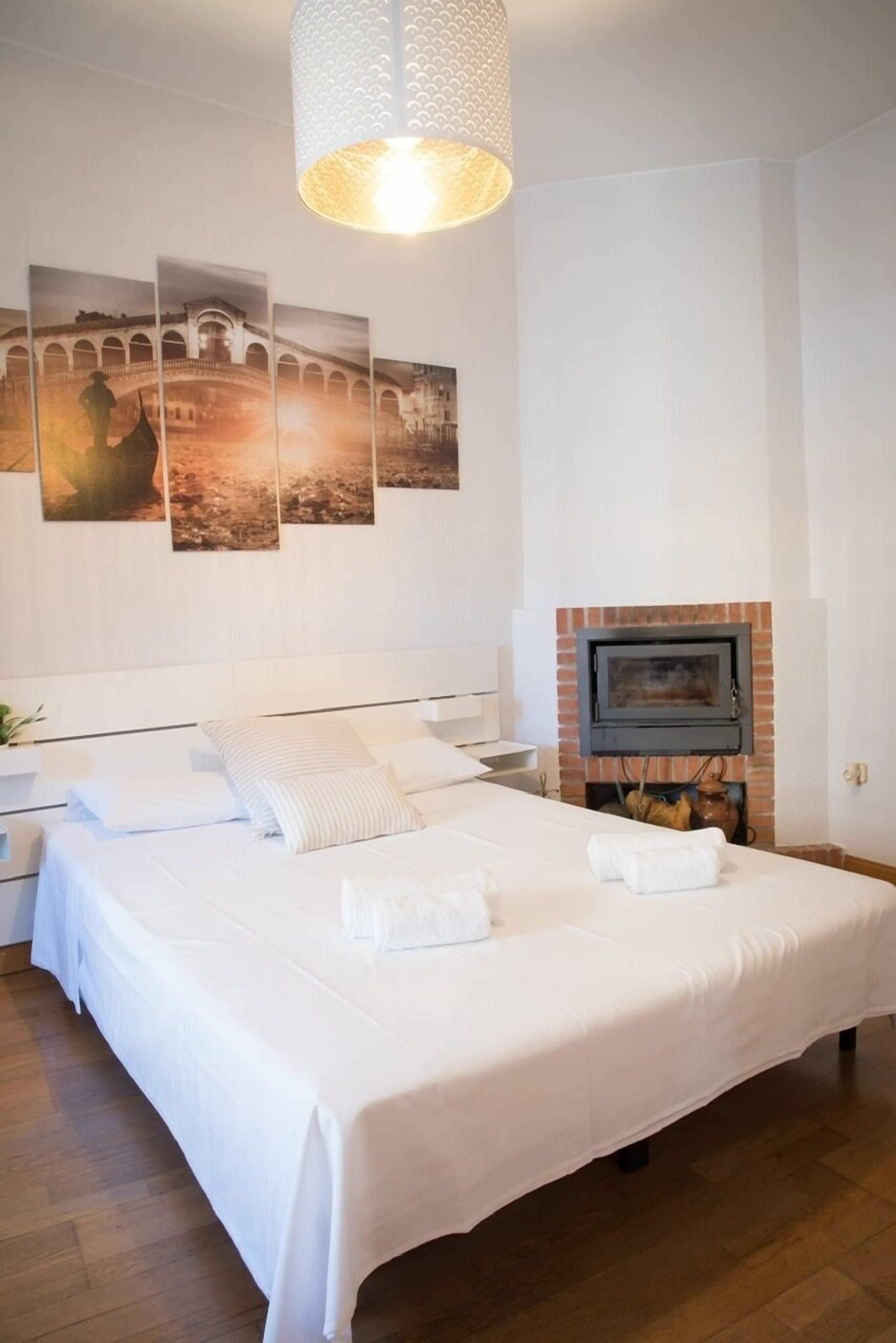 3 habitaciones, tabla de planchar con plancha, wifi y ropa de cama 