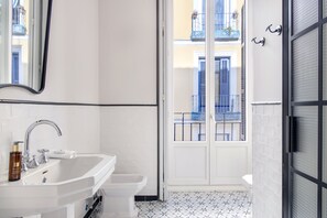 Luxury Apartment, 1 King Bed, City View | Bathroom | Shower, rainfall showerhead, free toiletries, hair dryer - Palacio Tirso De Molina (Madrid)