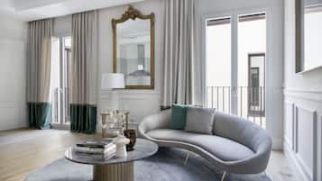 Apartament de luxe, 1 llit de matrimoni gran | Sala d'estar | Televisor intel·ligent de 55 polzades amb canals per satèl·lit