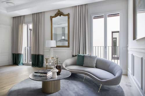 Luxury-Apartment, 1 King-Bett | Wohnbereich | 55-Zoll-Smart-TV mit Satellitenempfang, Fernseher