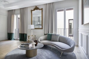 Luxe appartement, 1 kingsize bed | Woonruimte | Een 55-inch smart-tv met satellietzenders en televisie