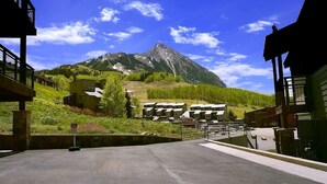Une vue sur la montagne avec un espace de stationnement et des bâtiments.